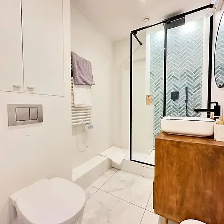 New Deco Apt With 2 Bdrs 1 Mn To Metro Voltaire