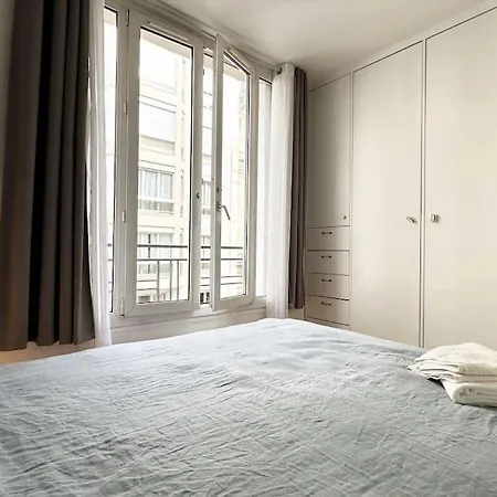 New Deco Apt With 2 Bdrs 1 Mn To Metro Voltaire