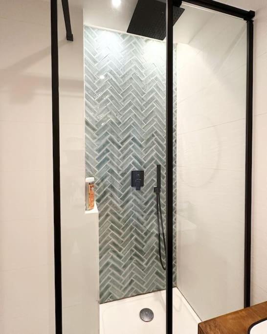 New Deco Apt With 2 Bdrs 1 Mn To Metro Voltaire Apartment
