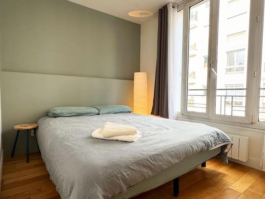 New Deco Apt With 2 Bdrs 1 Mn To Metro Voltaire Apartment *