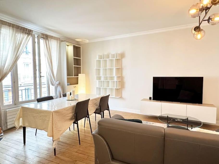 New Deco Apt With 2 Bdrs 1 Mn To Metro Voltaire Paris